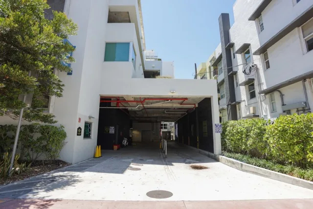 Photo of 4025 W 41st St. (4000 Collins Ave.) - Garage