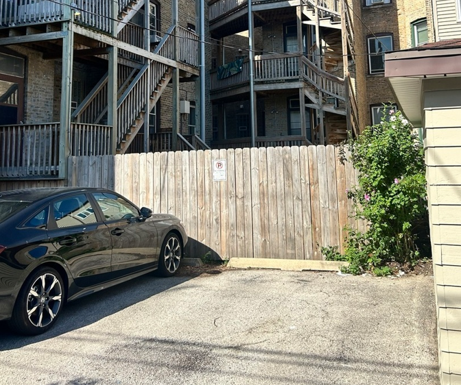 Photo of 3616 W Ainslie St. - Right Spot