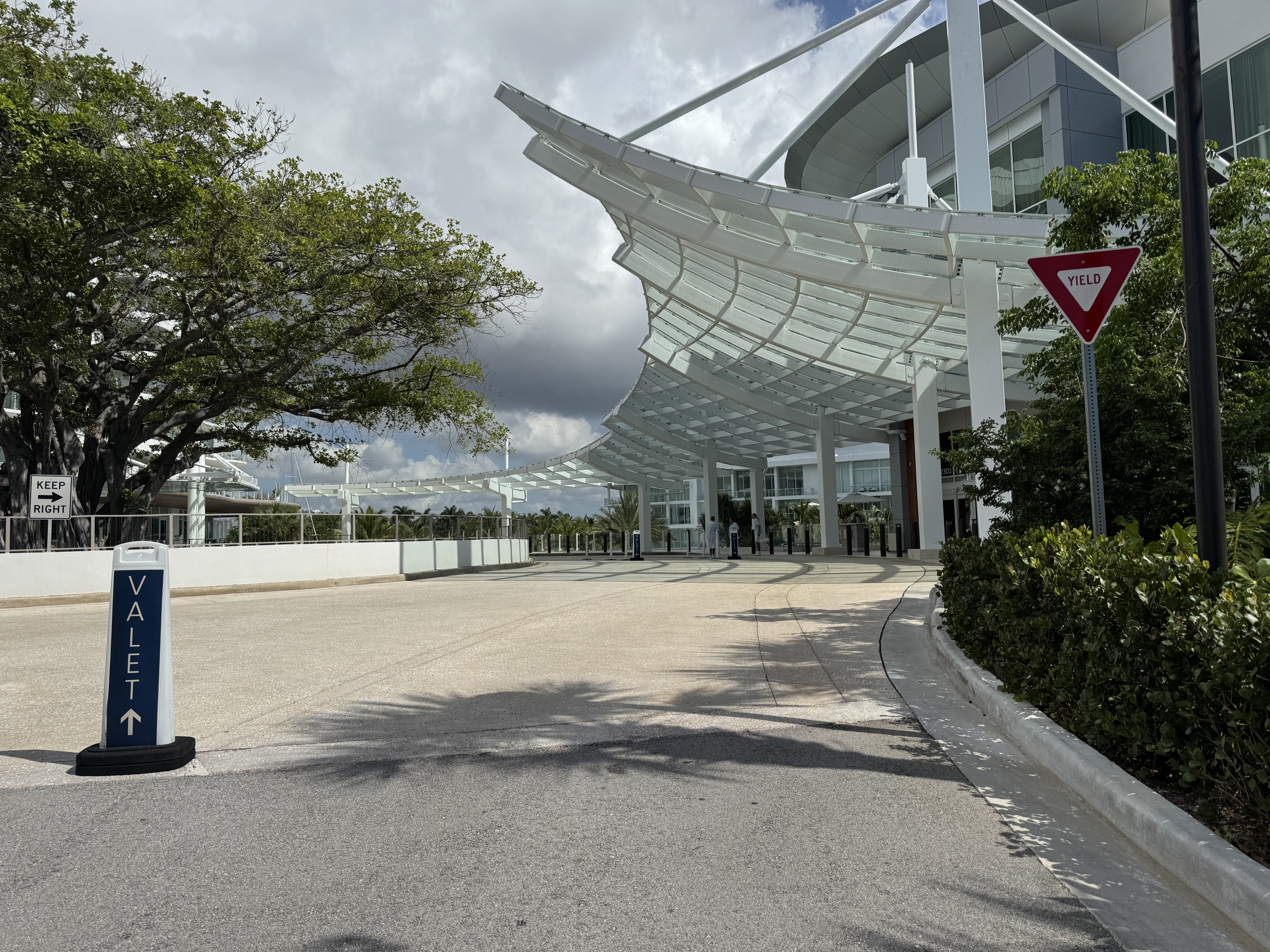 Photo of 2301 SE 17th St. - Pier 66 Hotel Valet Stand