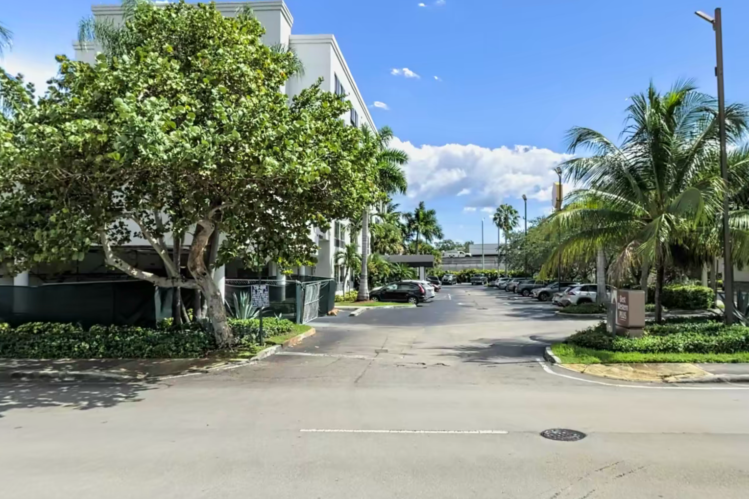 Photo of Hollywood Hotel Fort Lauderdale (FLL) Airport & Cruise Port Parking - Uncovered Self Park