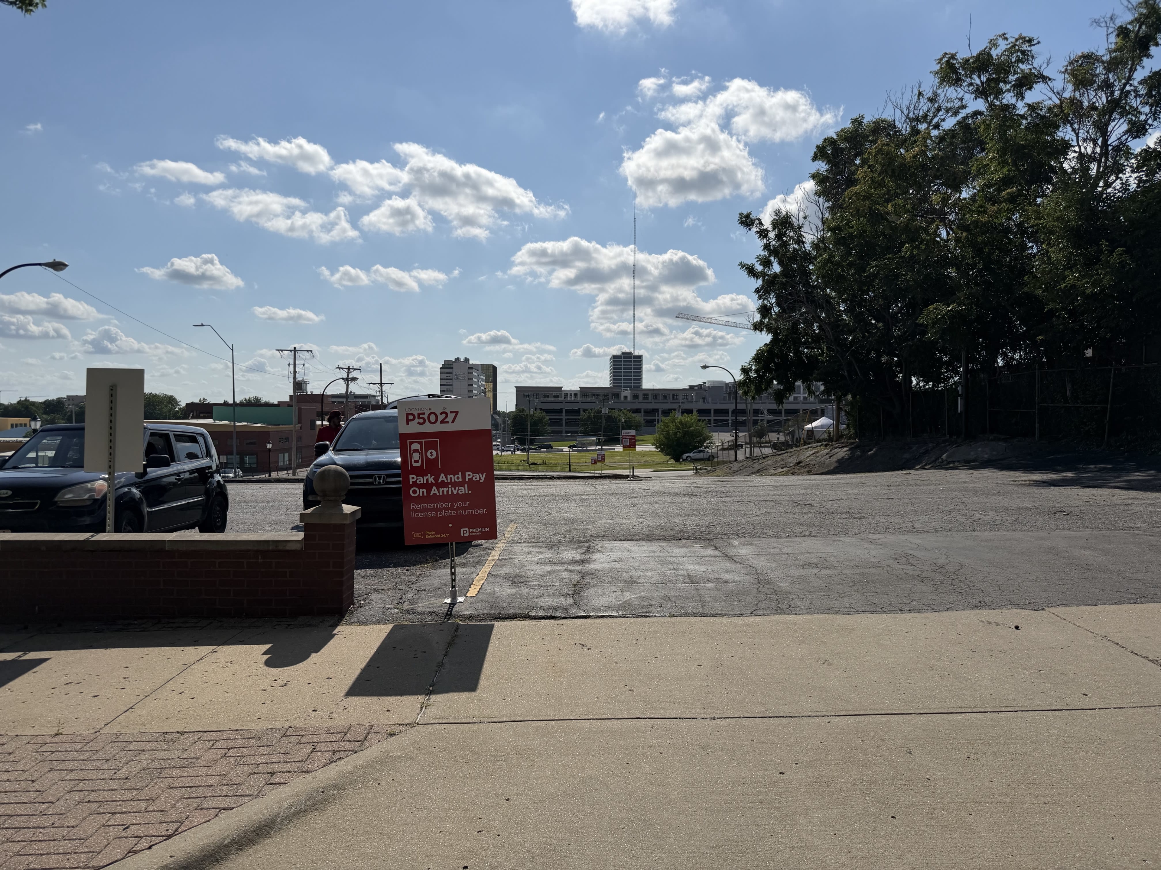 Photo of 3084 Grand Ave. (112 E 31st St.) - Lot