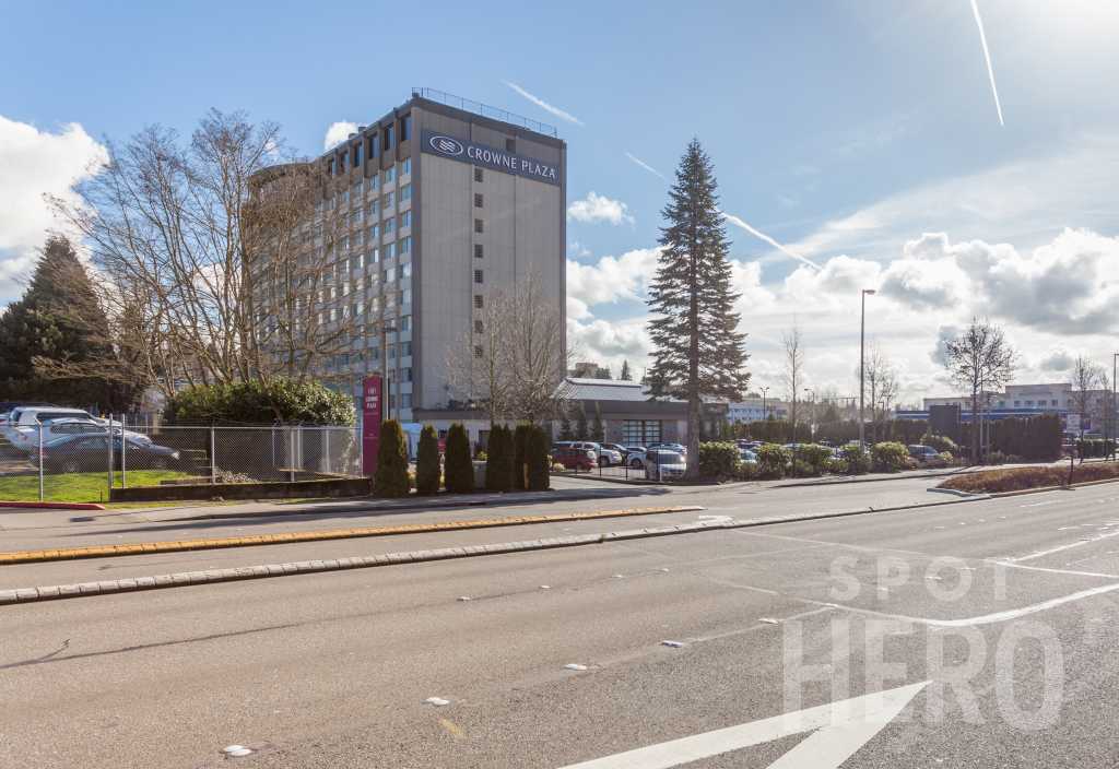 Crowne Plaza - Uncovered Self Park