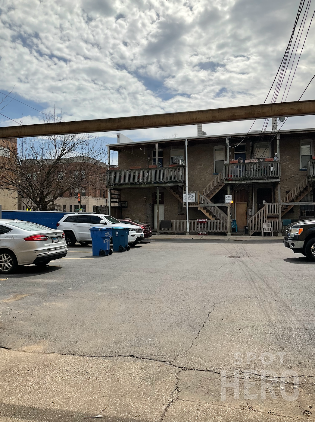 932 West Addison Street Parking