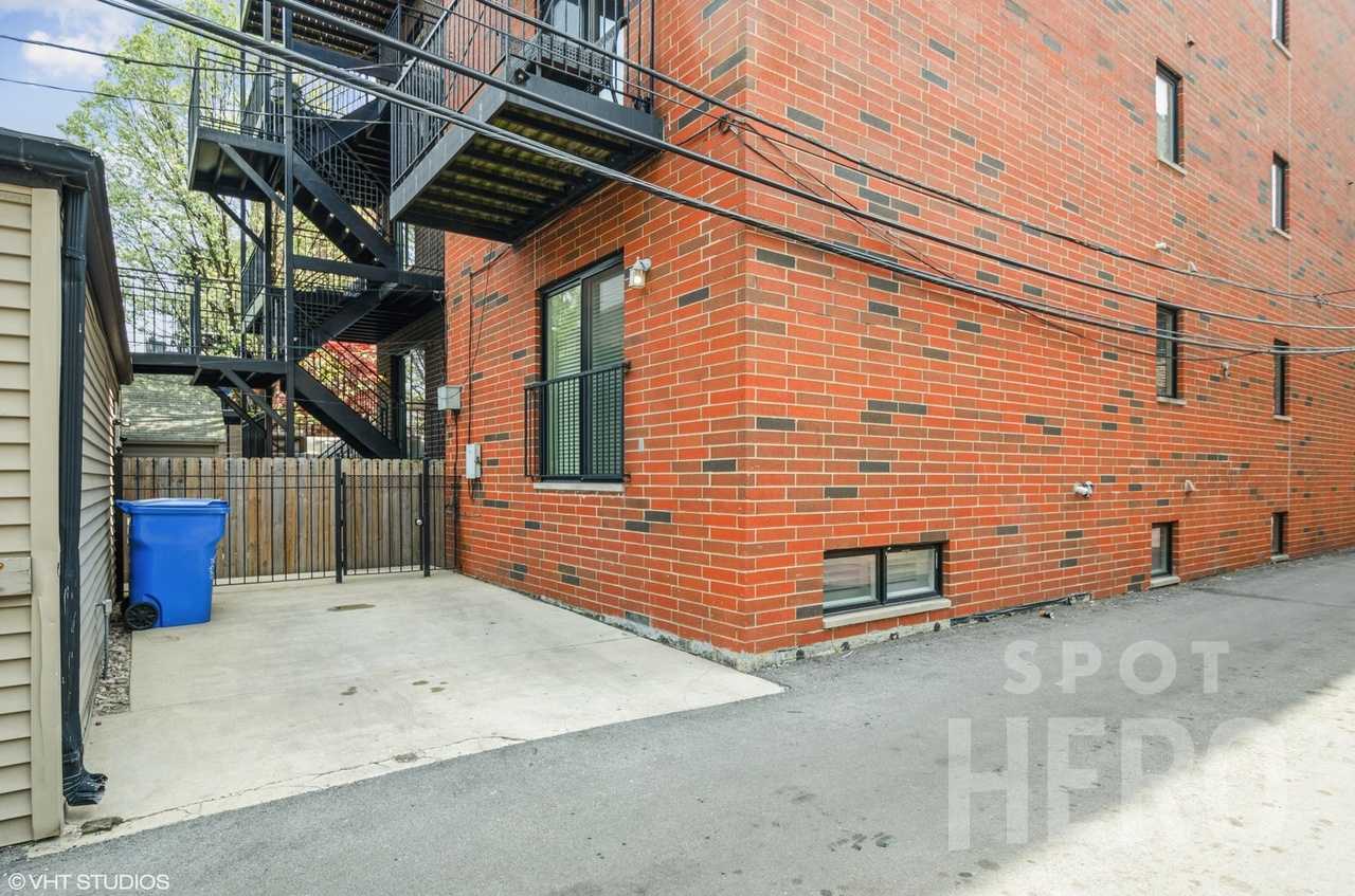 860 West Aldine Avenue Parking