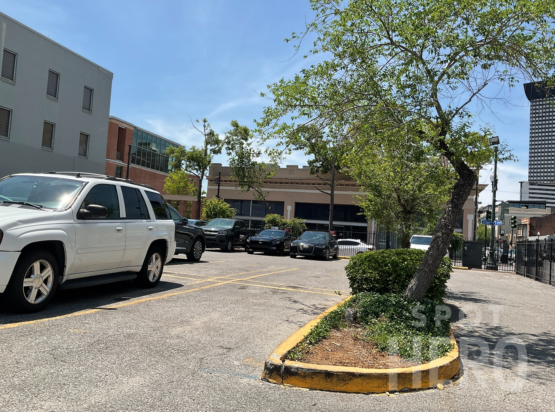 900 Saint Charles Avenue Parking