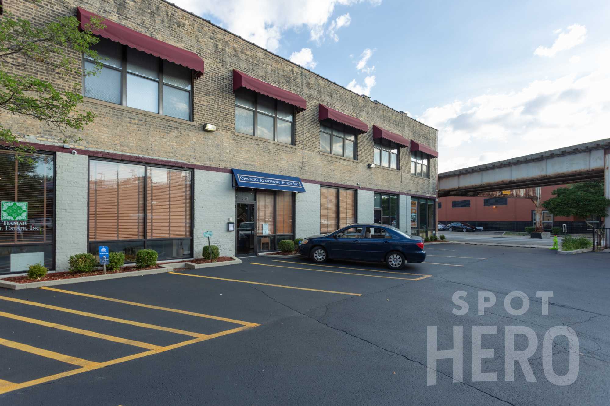 3656 North Lincoln Avenue Parking