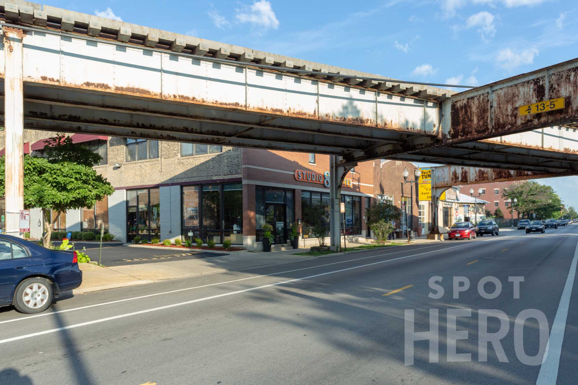 3656 North Lincoln Avenue Parking