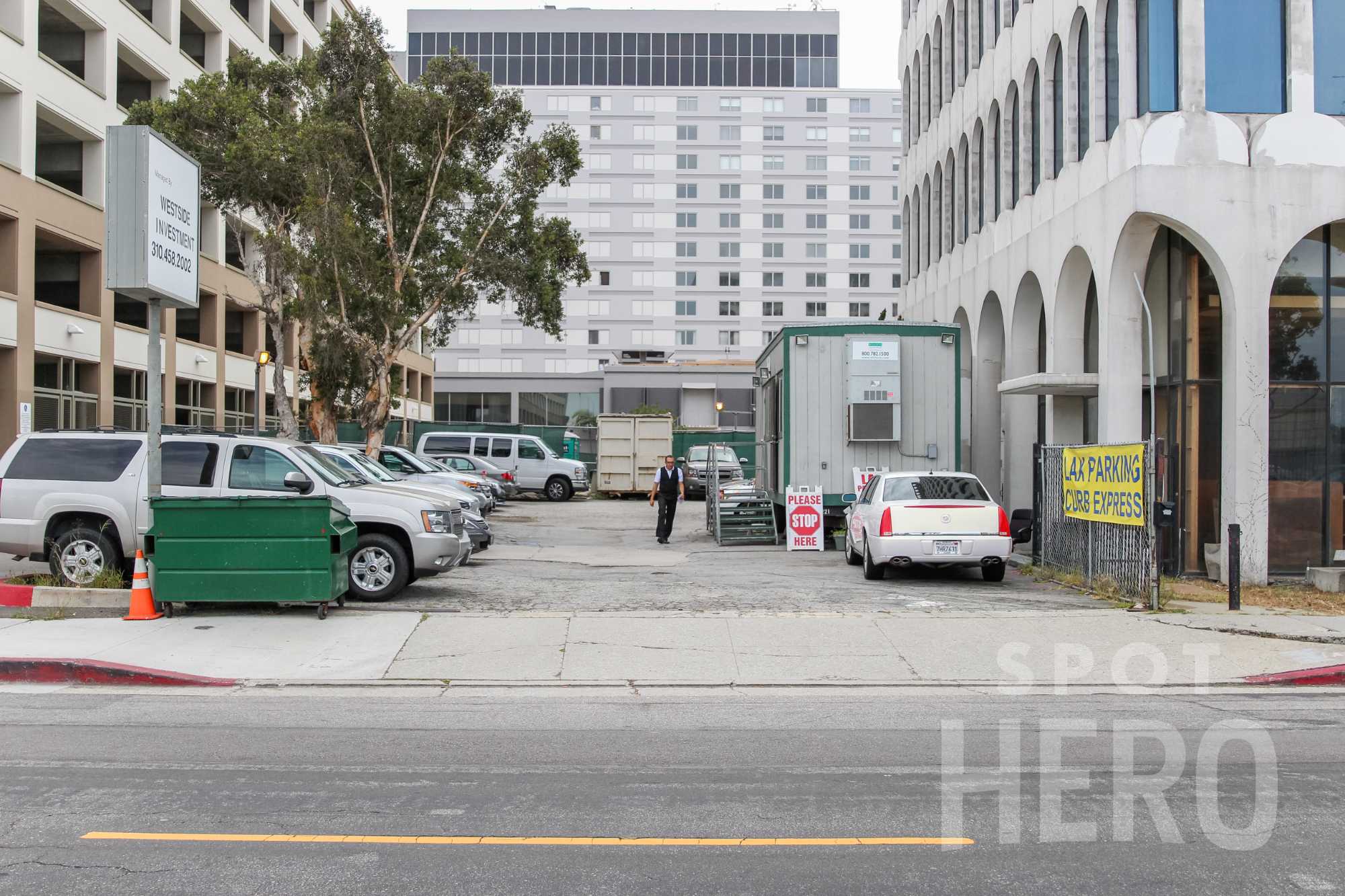 8921 Sepulveda Boulevard Parking