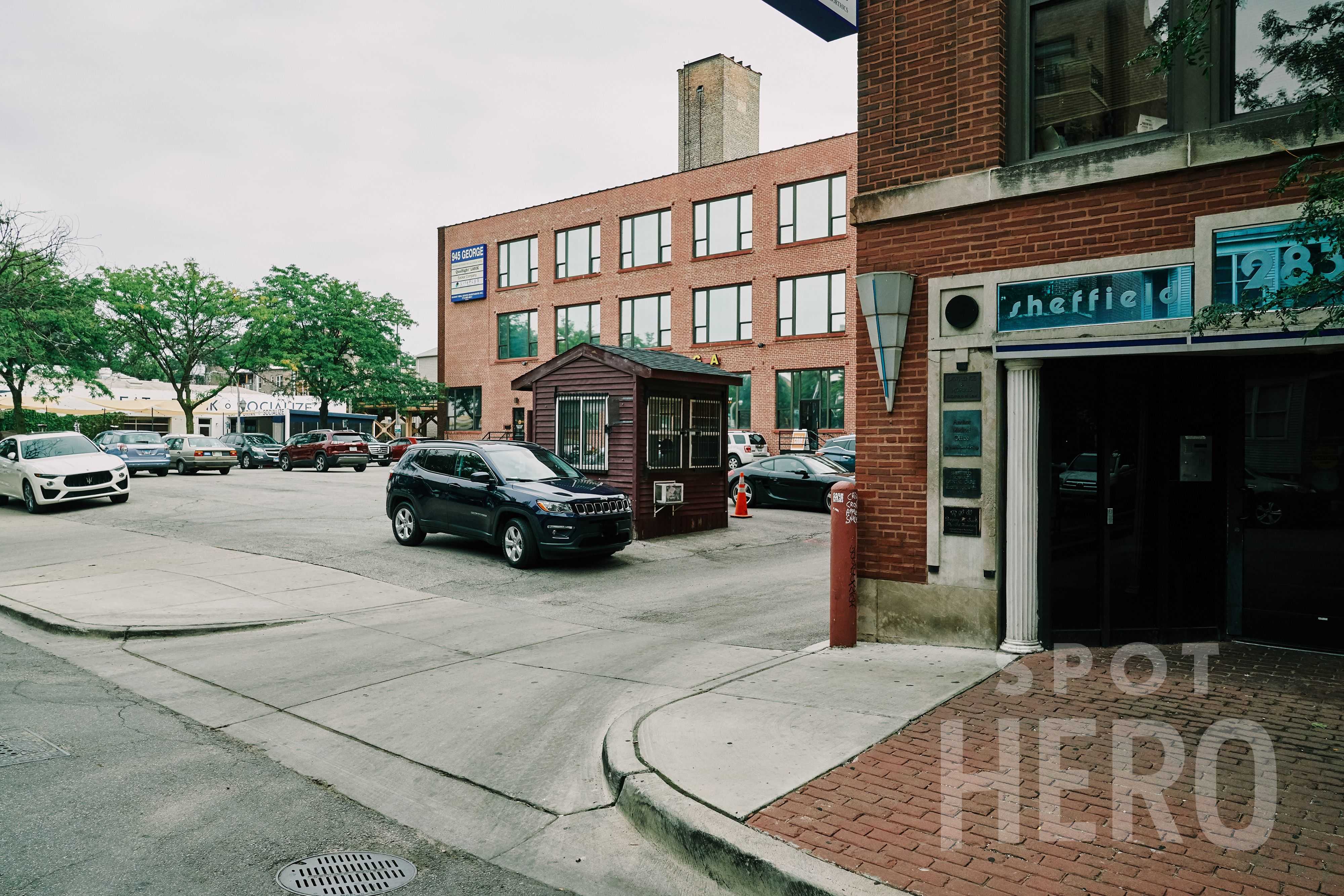 938 West Wolfram Street Parking