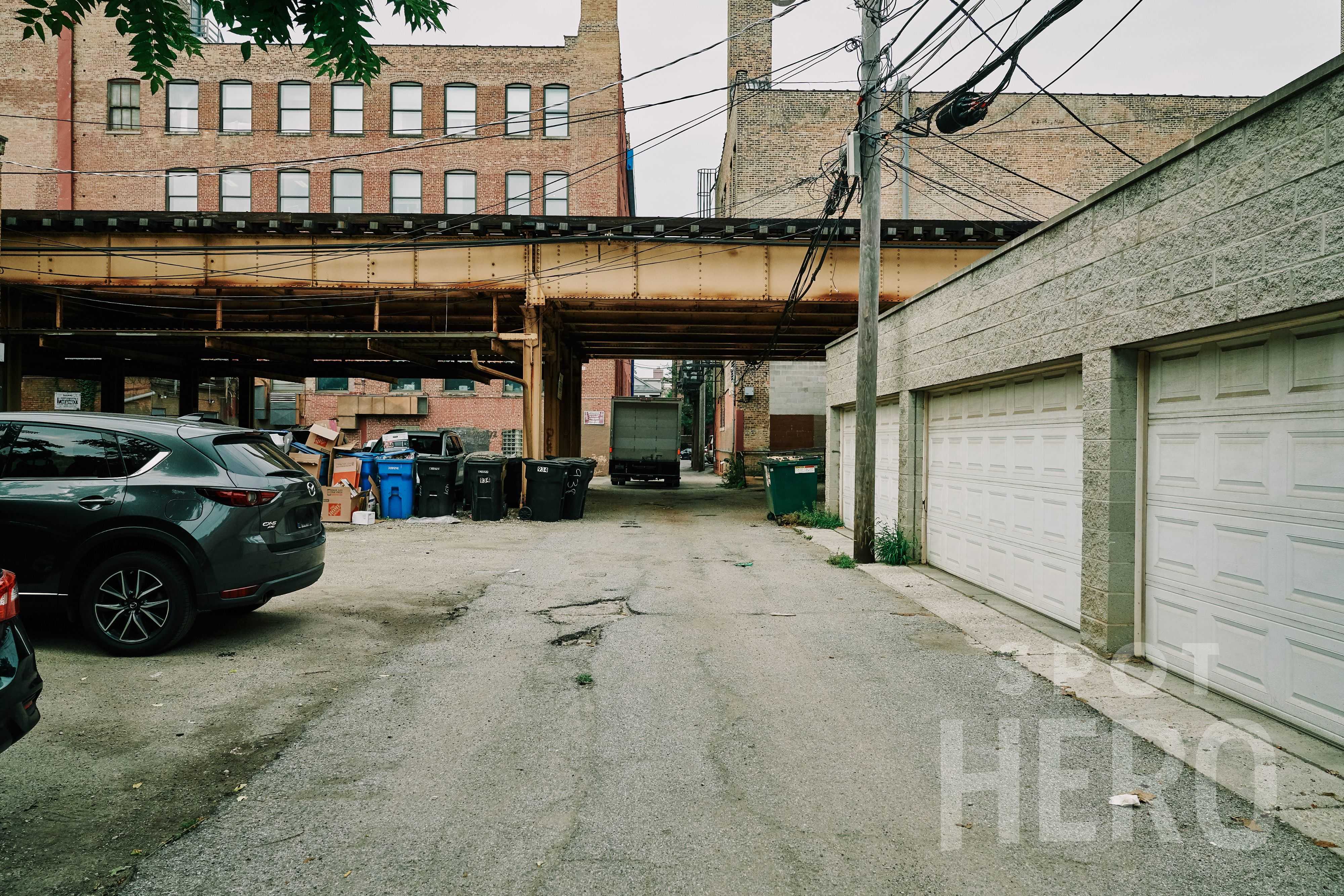 938 West Wolfram Street Parking