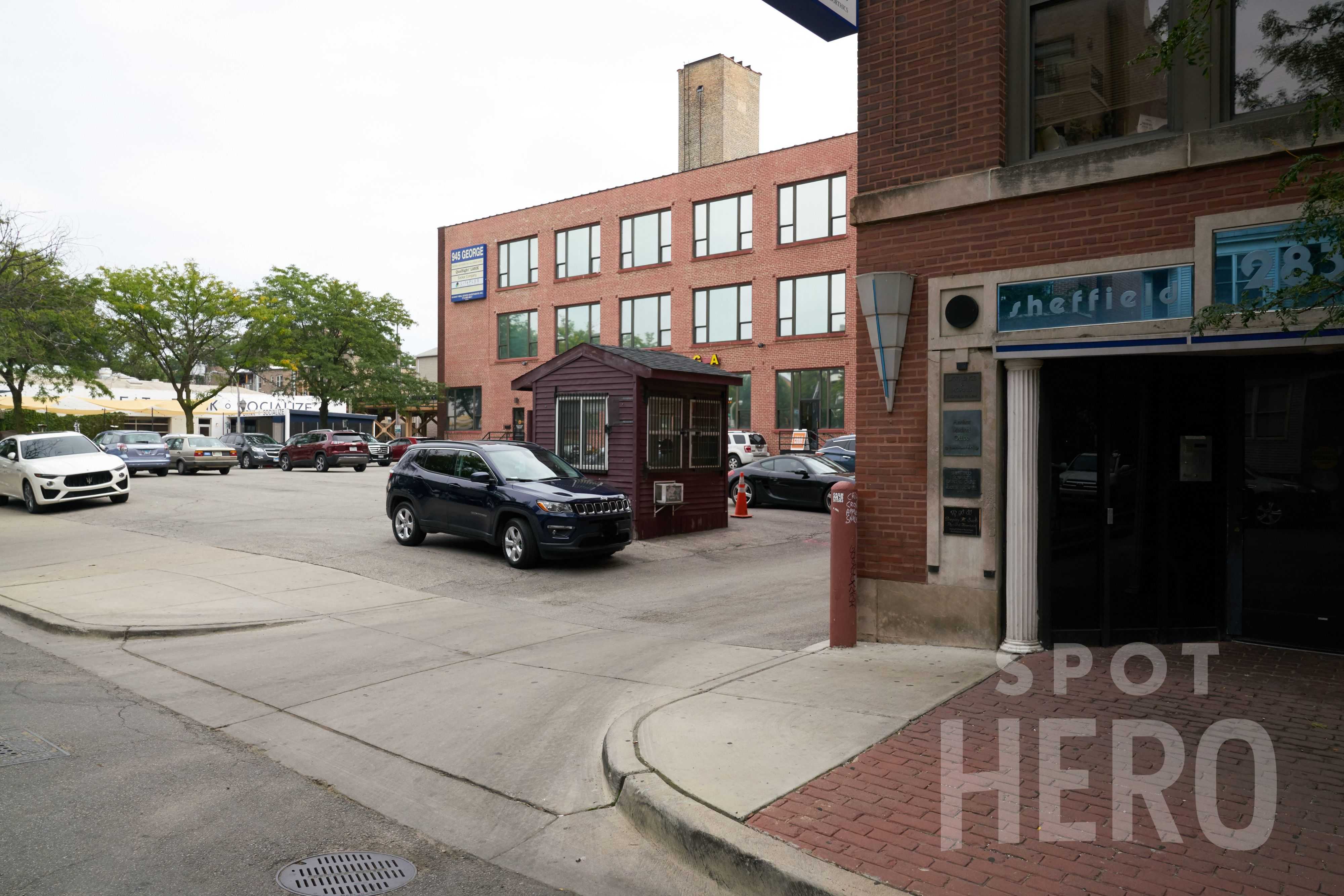 934 West Wolfram Street Parking