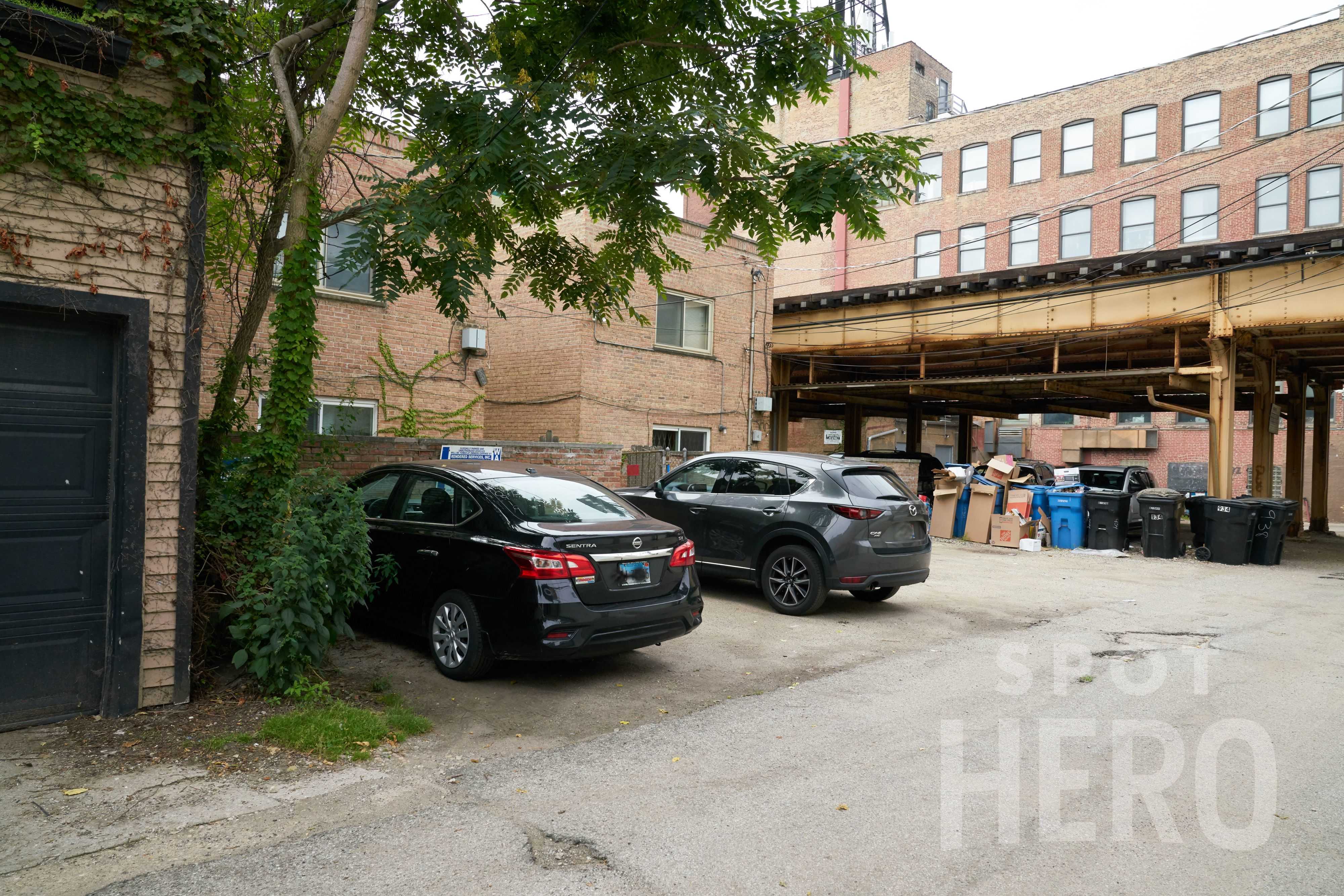 934 West Wolfram Street Parking