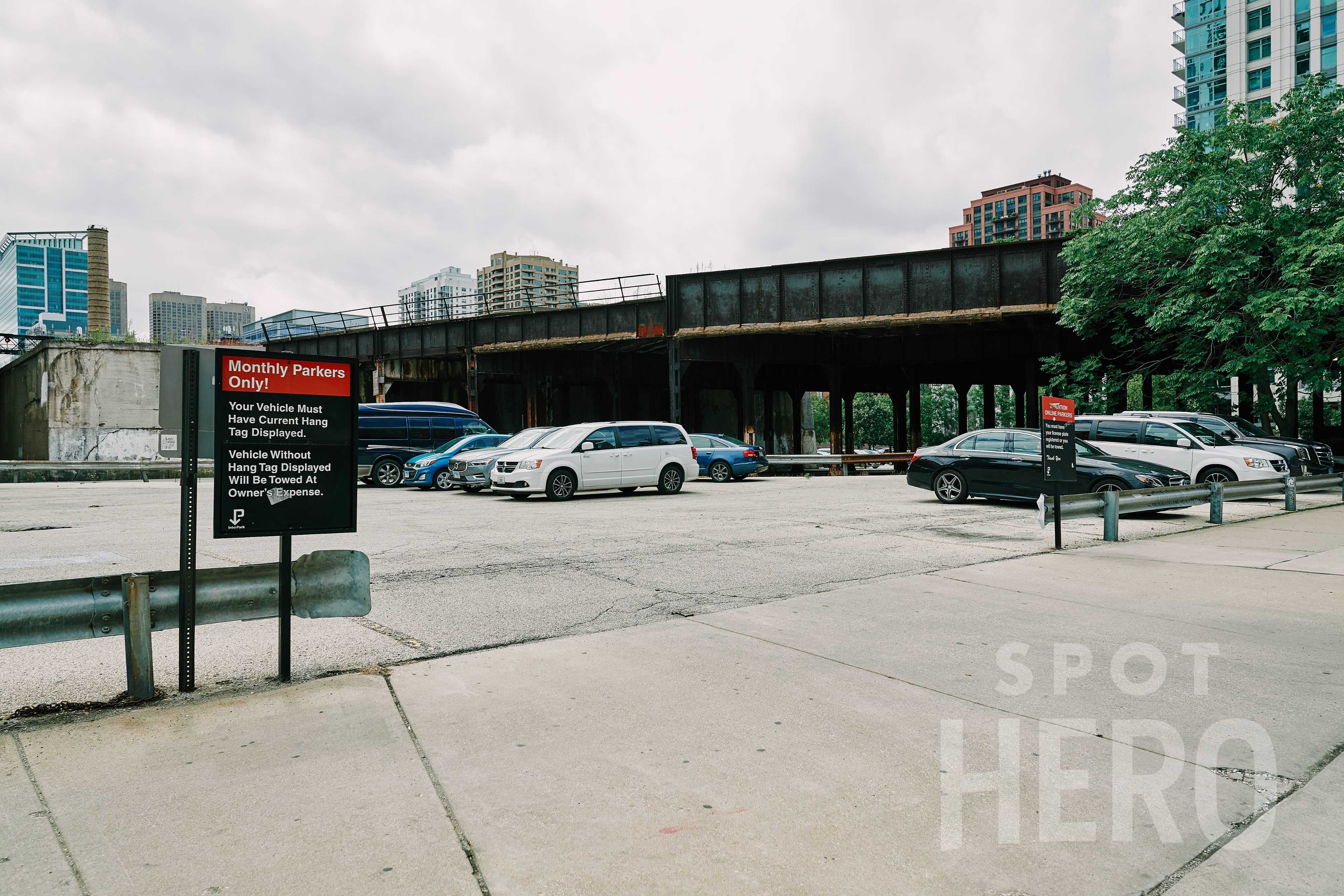 511 West Kinzie Street Parking