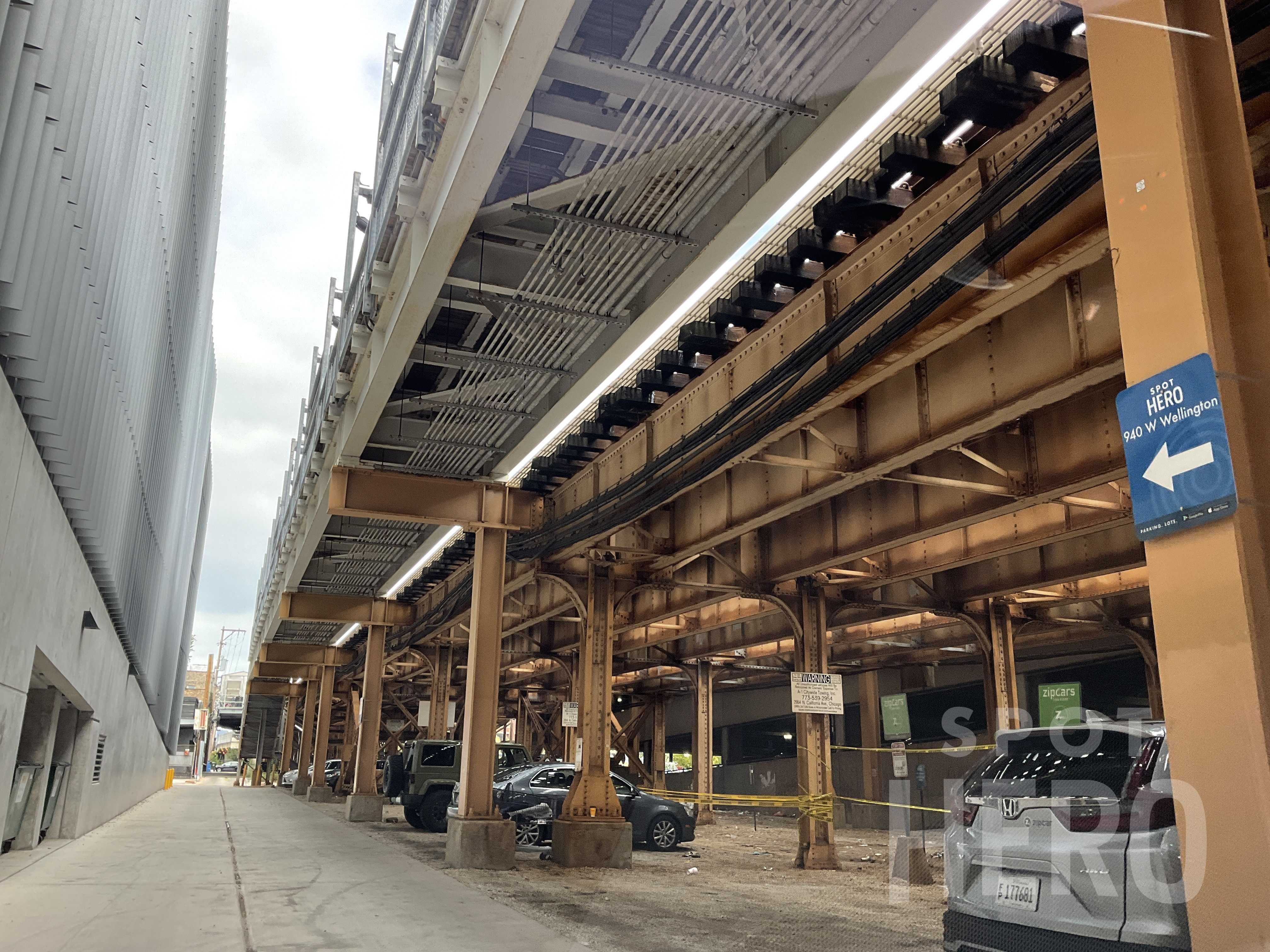 940 West Wellington Avenue Parking