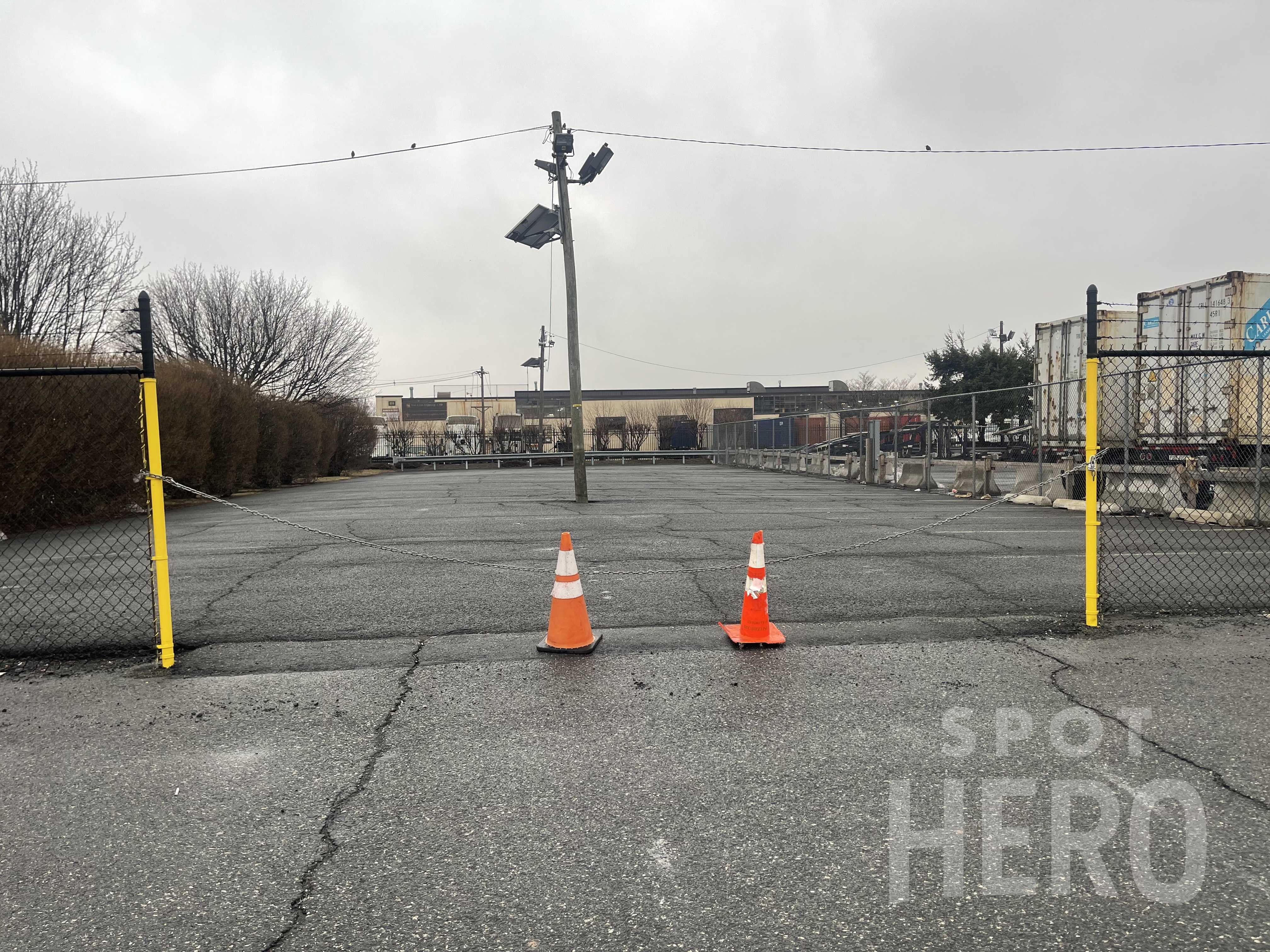 古着屋　ON ROADWAY & NO PARKING Should have never closed Great Highway with a park right next door