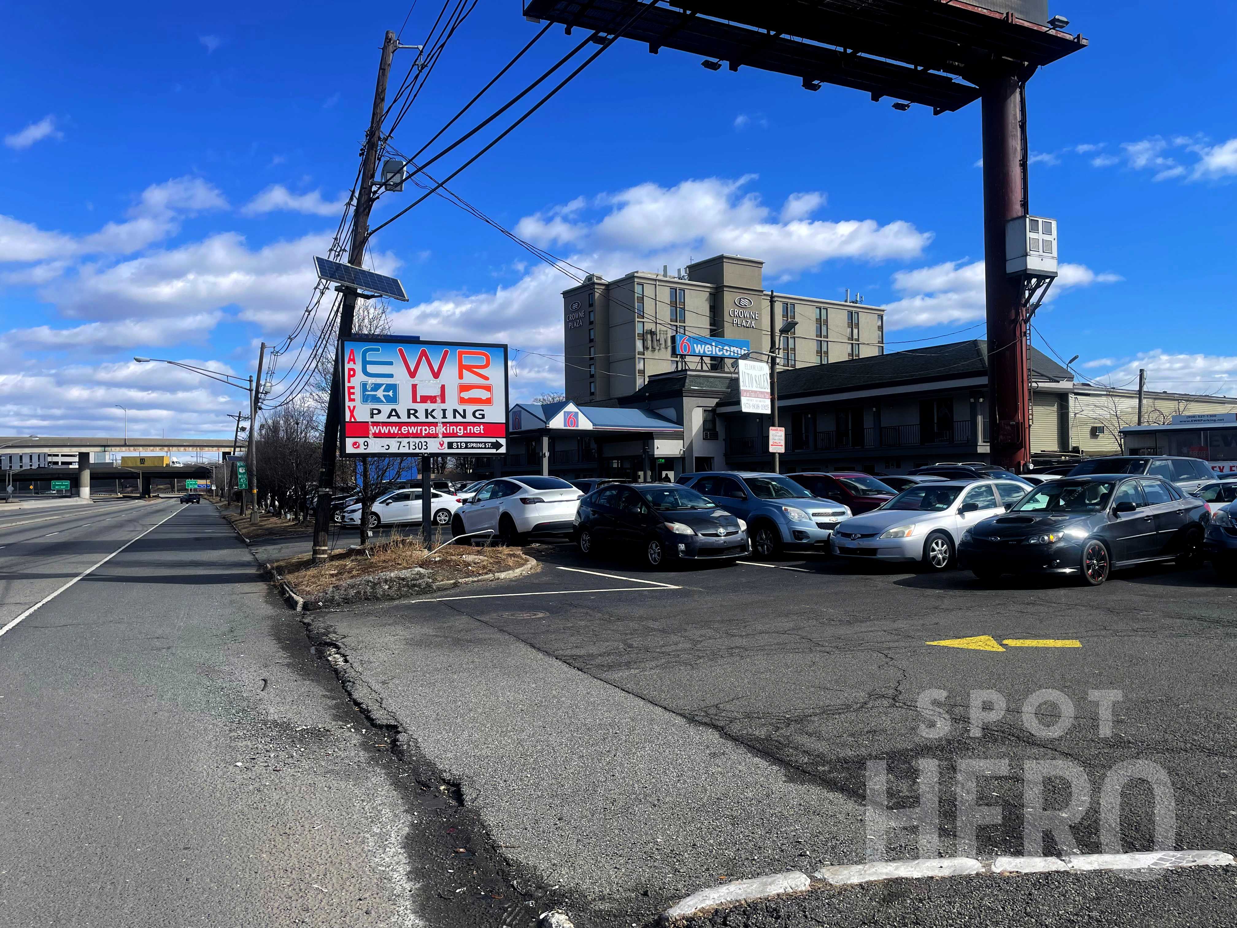古着屋　ON ROADWAY & NO PARKING Should have never closed Great Highway with a park right next door