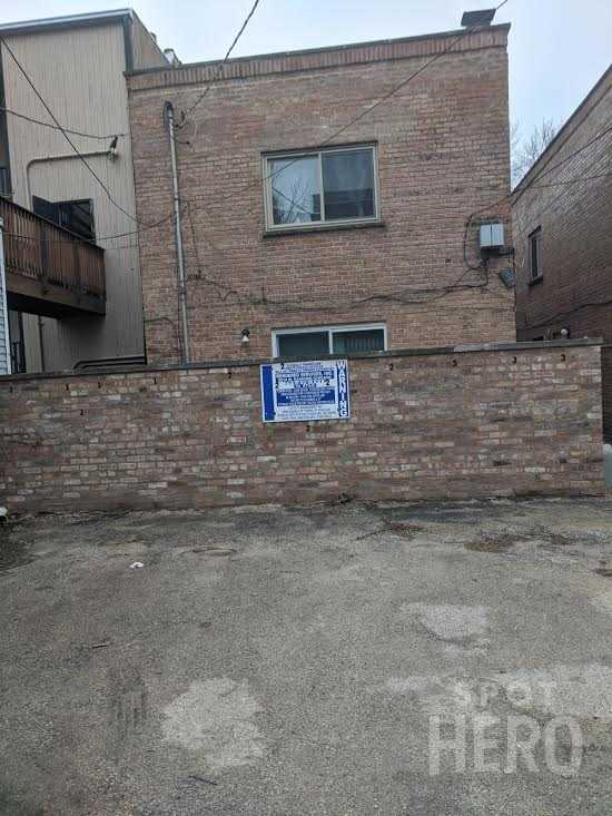 934 West Wolfram Street Parking