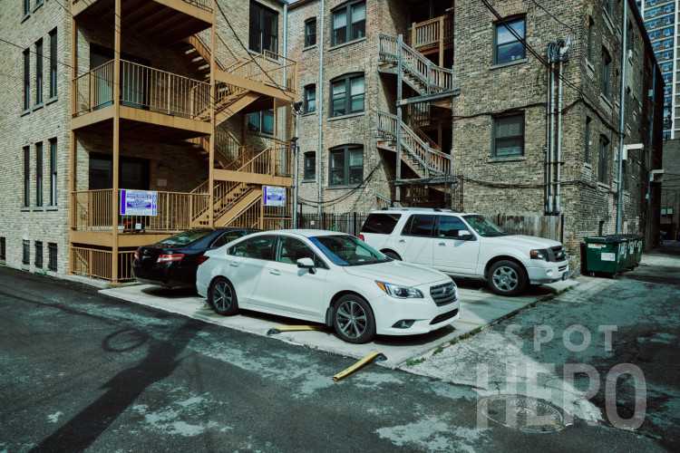 3153 North Hudson Avenue Parking