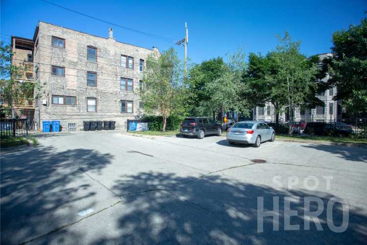5126 North Kenmore Avenue Parking