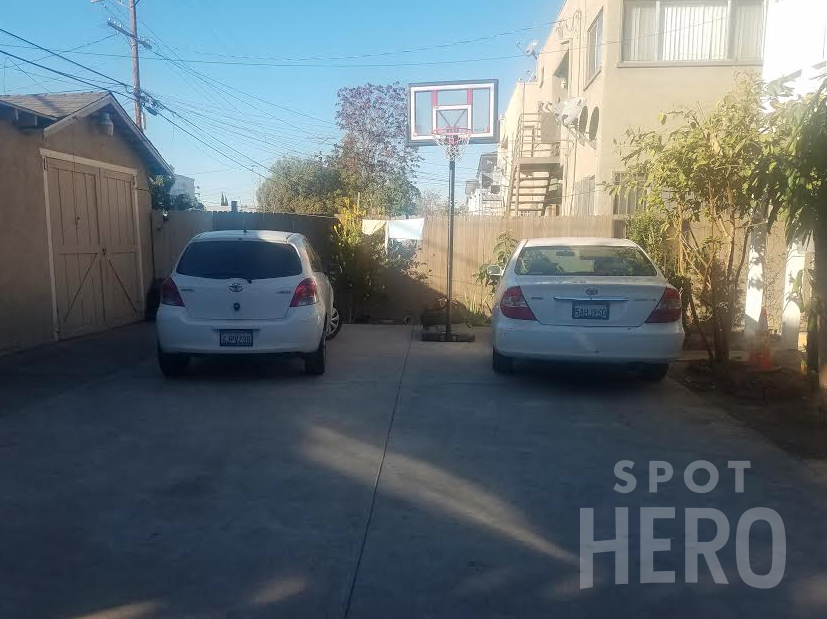826 West 40th Place Parking