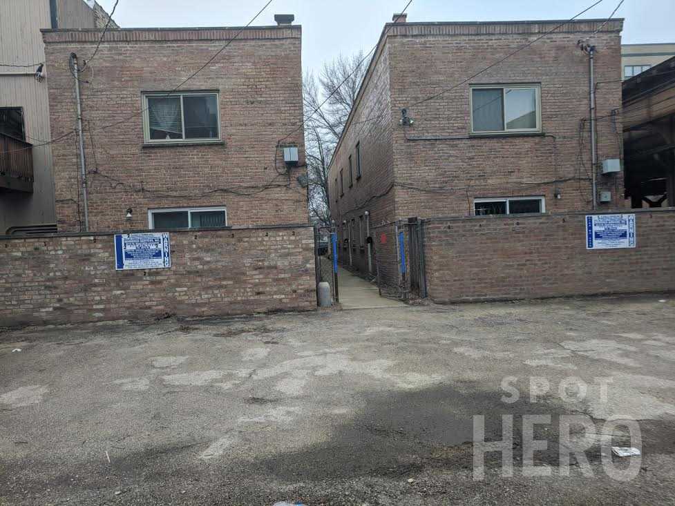 938 West Wolfram Street Parking