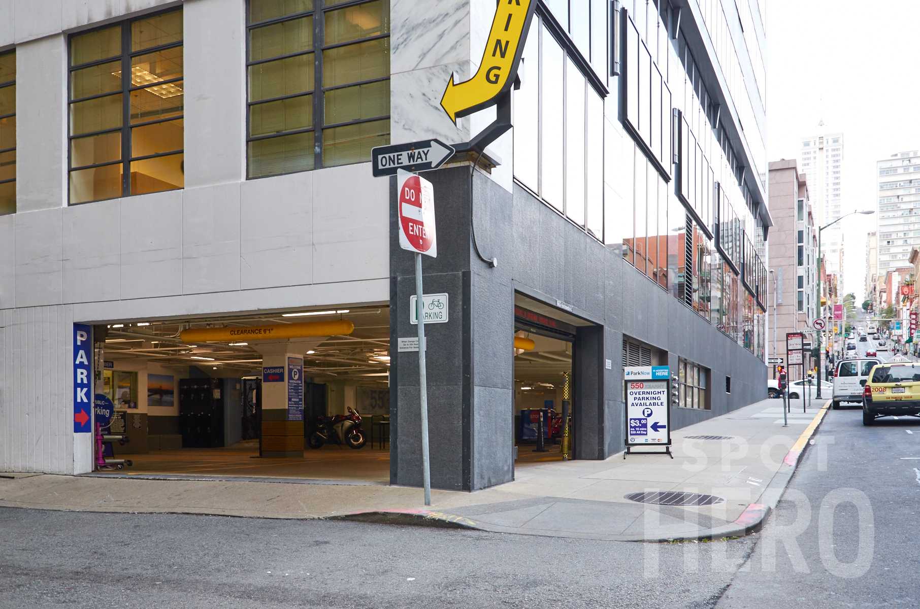 665 Sacramento Street Parking