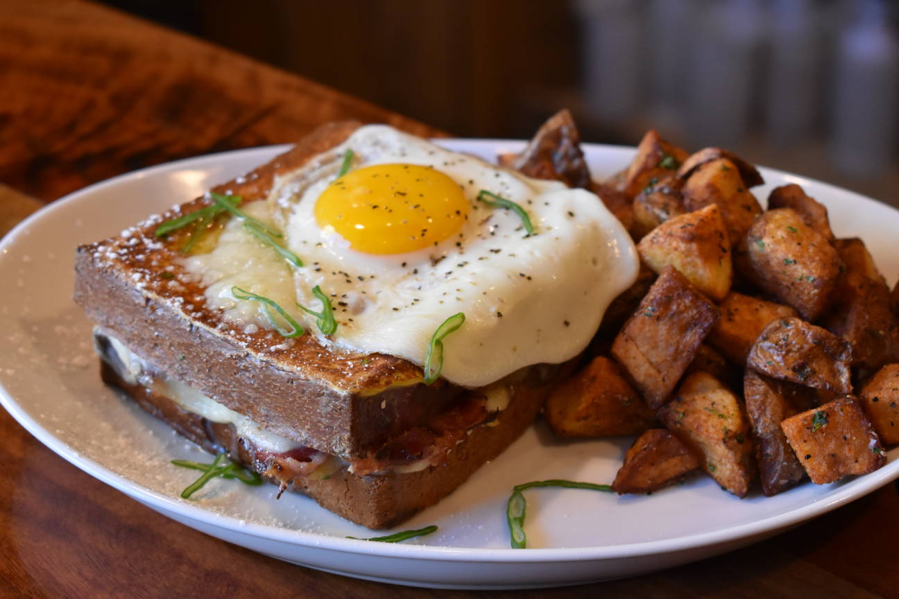 Rogue Island Local Kitchen & Bar The Arcade Providence In Downcity