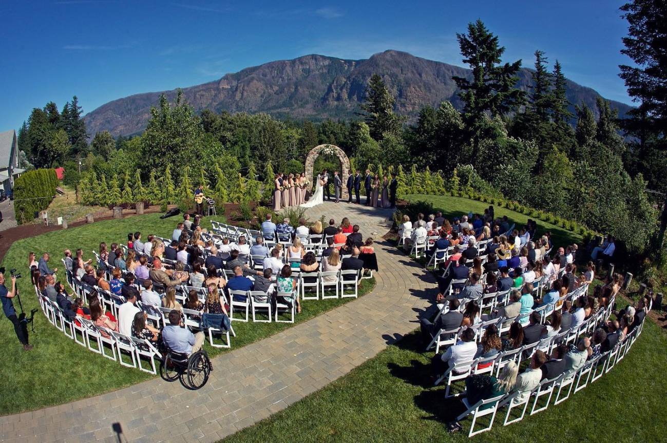 Outdoor Scenic Wedding Venue in the Columbia
