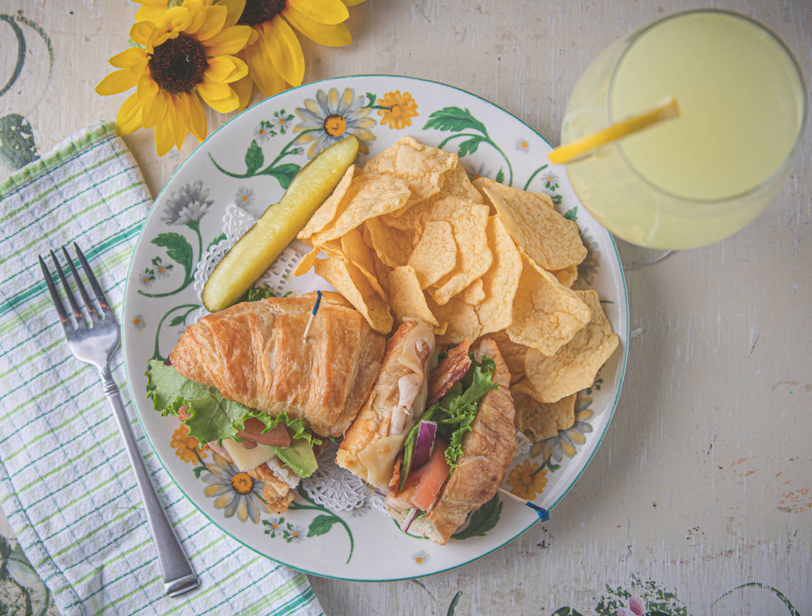 Teapot Depot In the Log Cabins!, Crosby, TX