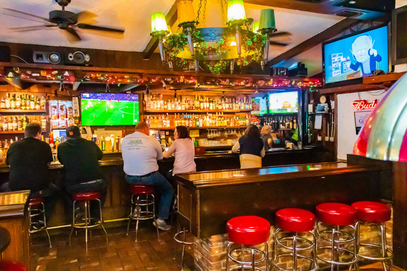 Irish Pub with Happy Hour