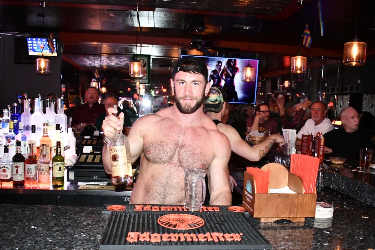 Mature ladies spreading pussy