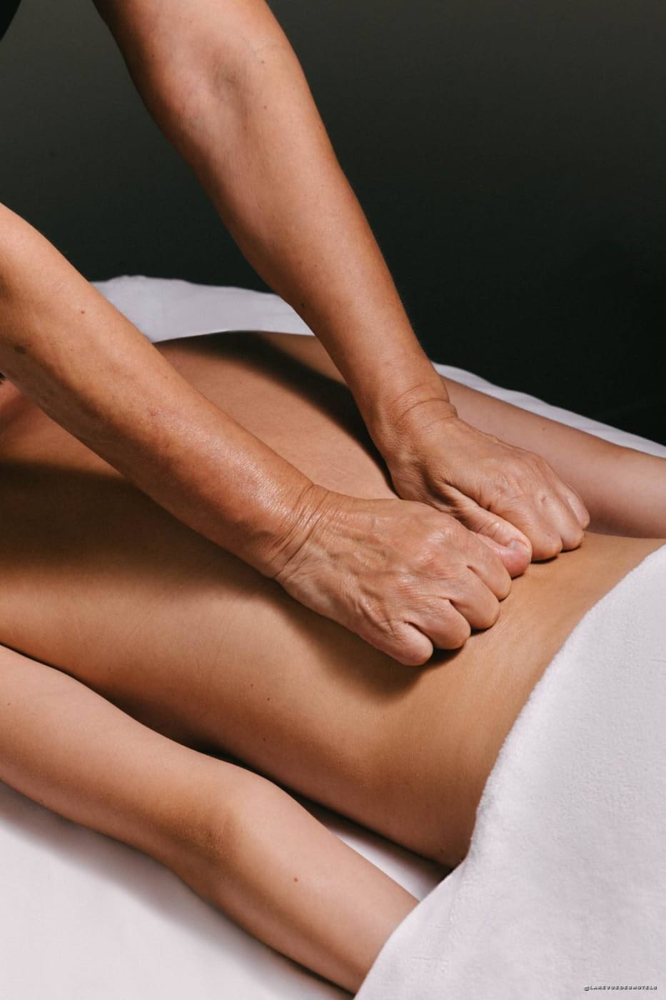 Back massage in a treatment room at the Hôtel C2 spa