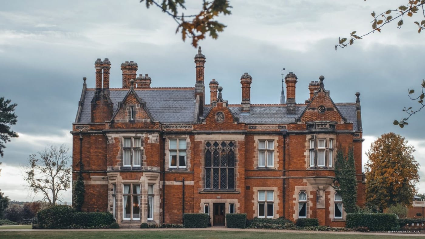 Façade victorienne en brique rouge du Old Hall de Rockliffe, dans le comté de Durham