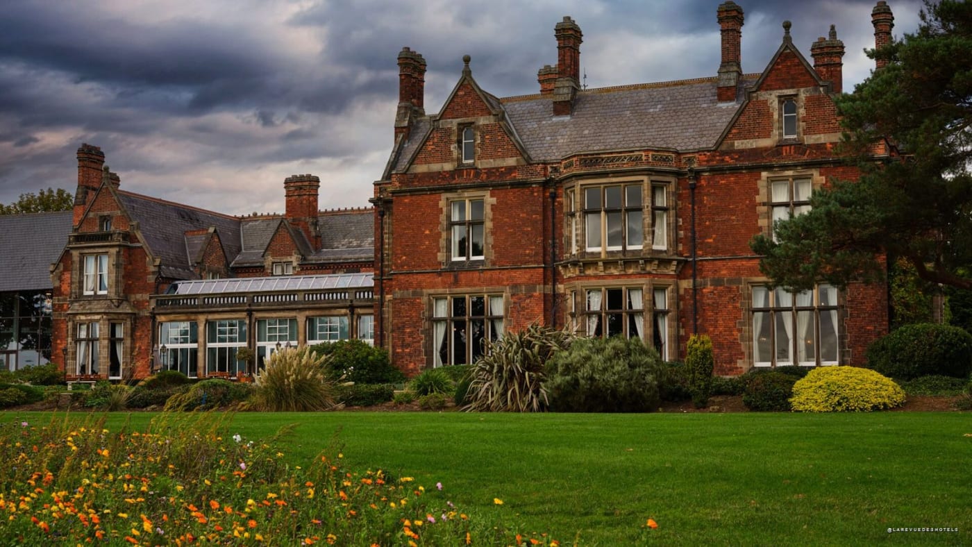 Le Old Hall de Rockliffe et sa pelouse fleurie