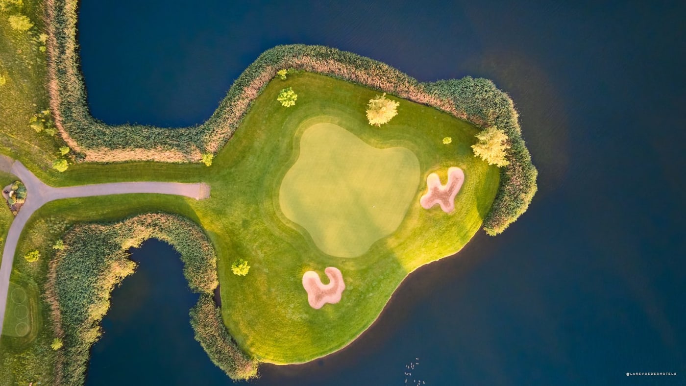 Le green en île du trou n° 5 du parcours de golf de Rockliffe
