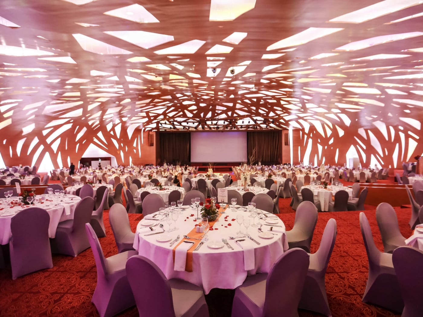 La gran sala de banquetes del Sofitel Abidjan Hôtel Ivoire preparada para un evento