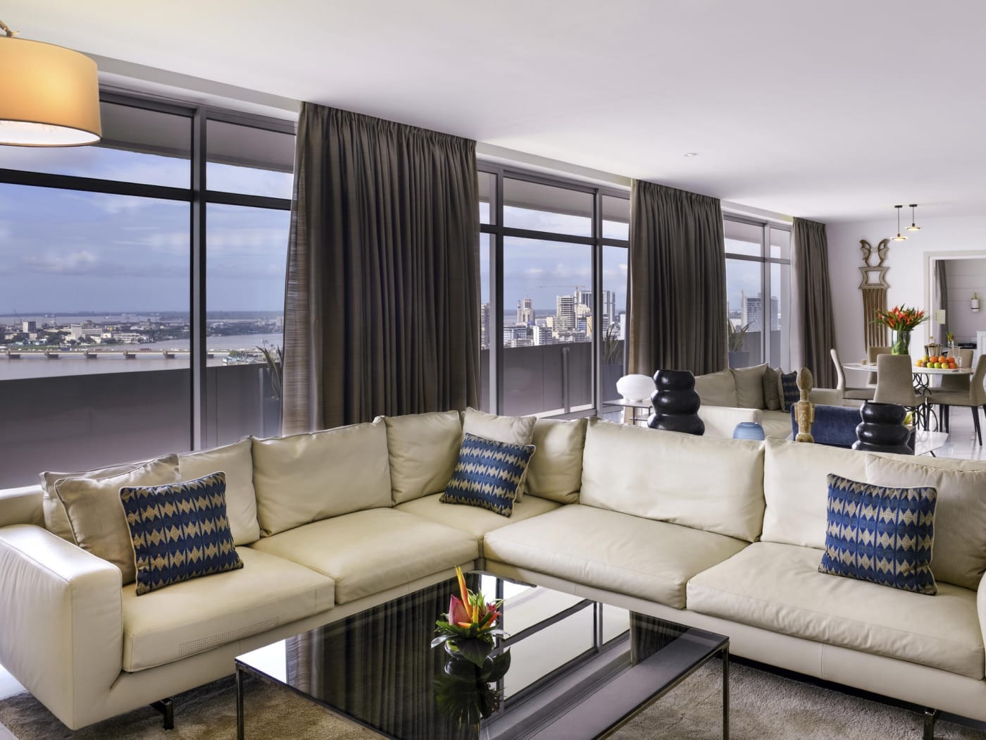 Salón de una suite del Sofitel Abidjan Hôtel Ivoire con vistas a la laguna
