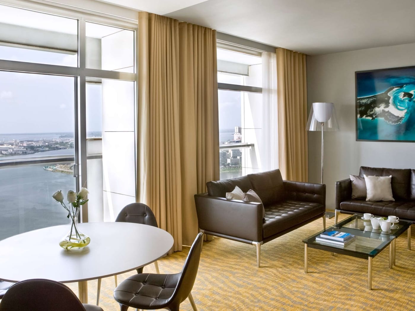 Suite del Sofitel Abidjan Hôtel Ivoire, con sillones de cuero frente a la laguna Ébrié