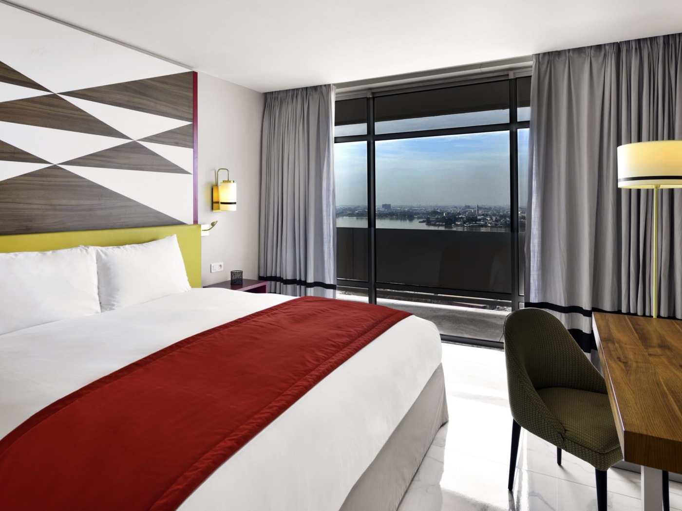 Habitación del Sofitel Abidjan Hôtel Ivoire, con cama king y vistas a la laguna