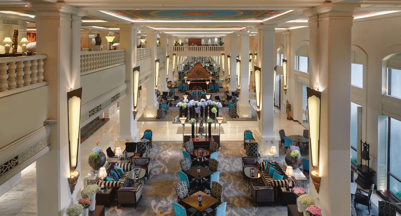 Le lobby de l'Anantara Siam Bangkok, ses colonnes et ses plafonds peints