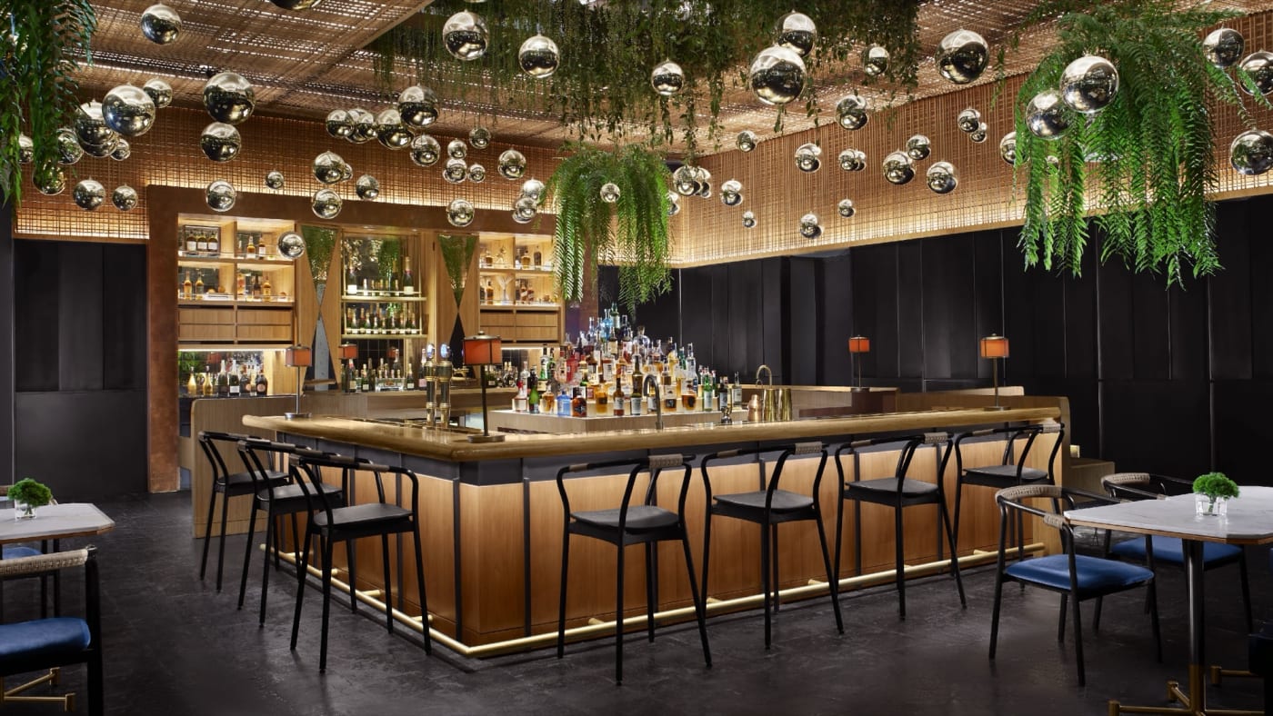 L'Aqua Bar de l'Anantara Siam Bangkok, comptoir en bois et boules miroir