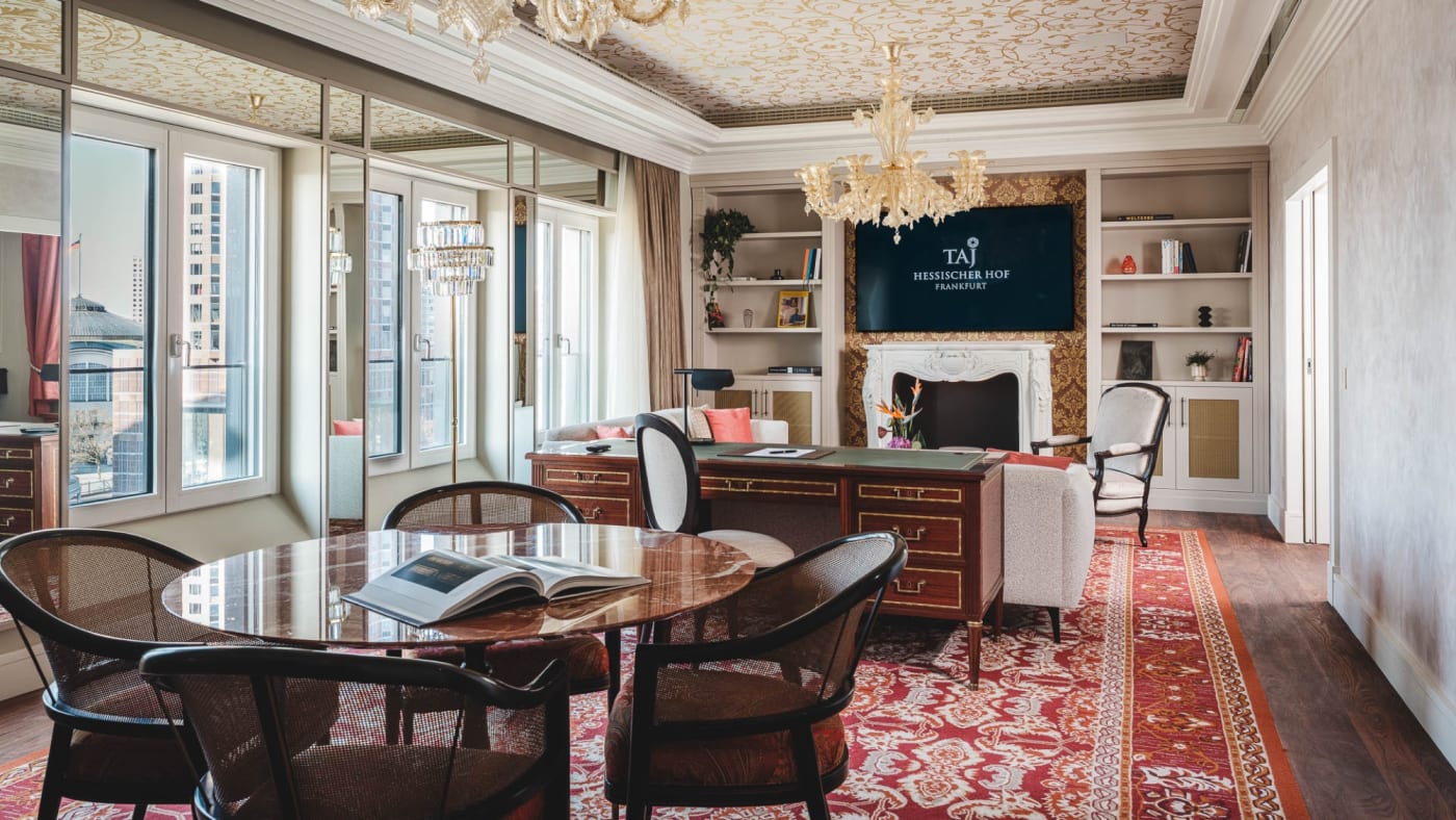 Salon-bureau d'une suite du Taj Hessischer Hof, cheminée et lustre
