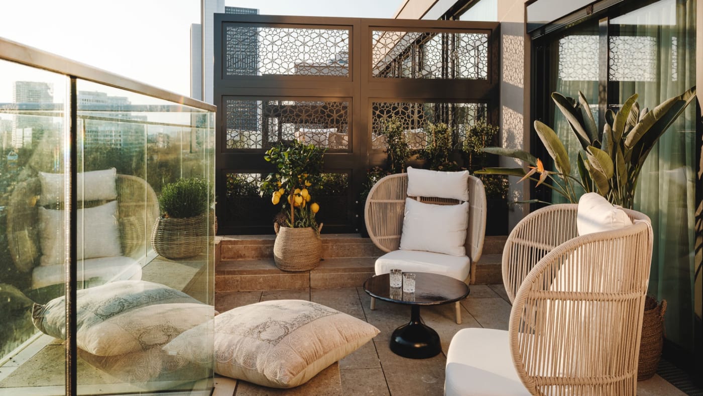Terrasse privée d'une suite du Taj Hessischer Hof avec vue sur les tours de Francfort