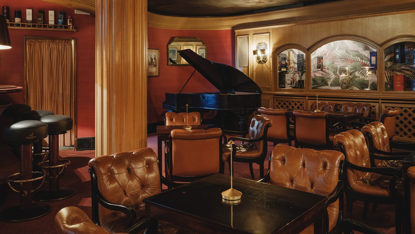 Jimmy's Bar au Taj Hessischer Hof, piano à queue et fauteuils en cuir