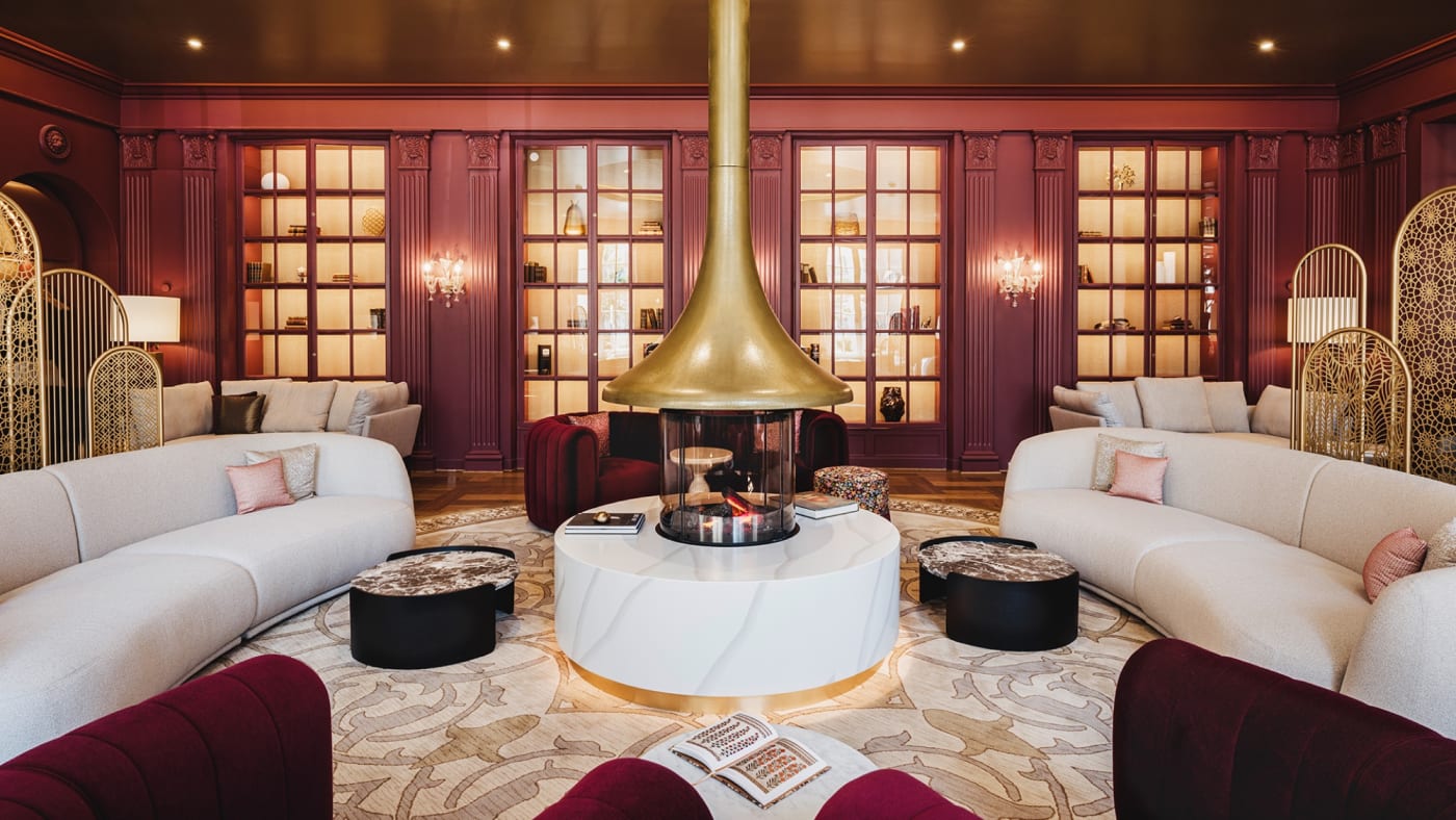 The Chambers, le club privé du Taj Hessischer Hof, et sa cheminée suspendue dorée