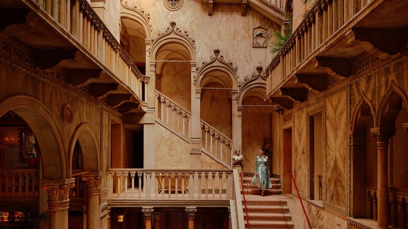 O átrio do Palazzo Dandolo e sua grande escadaria no Four Seasons Hotel Danieli