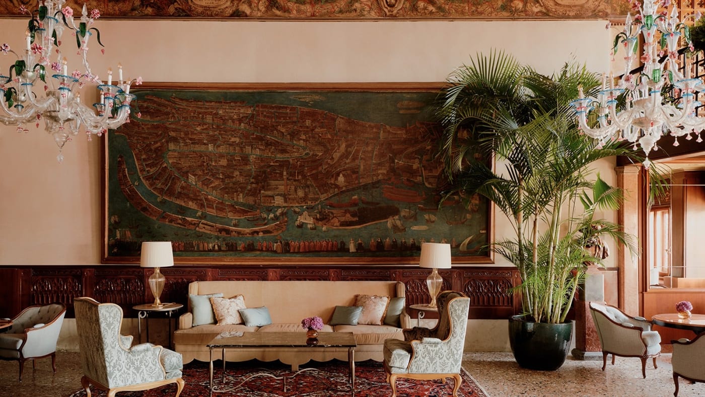 Um salão sob o grande mapa de Veneza no Four Seasons Hotel Danieli