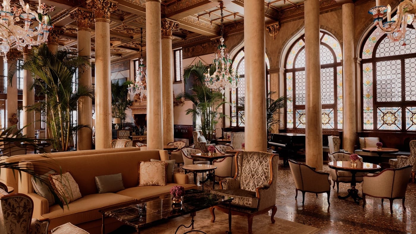 O salão do lobby, colunas e janelas góticas no Four Seasons Hotel Danieli