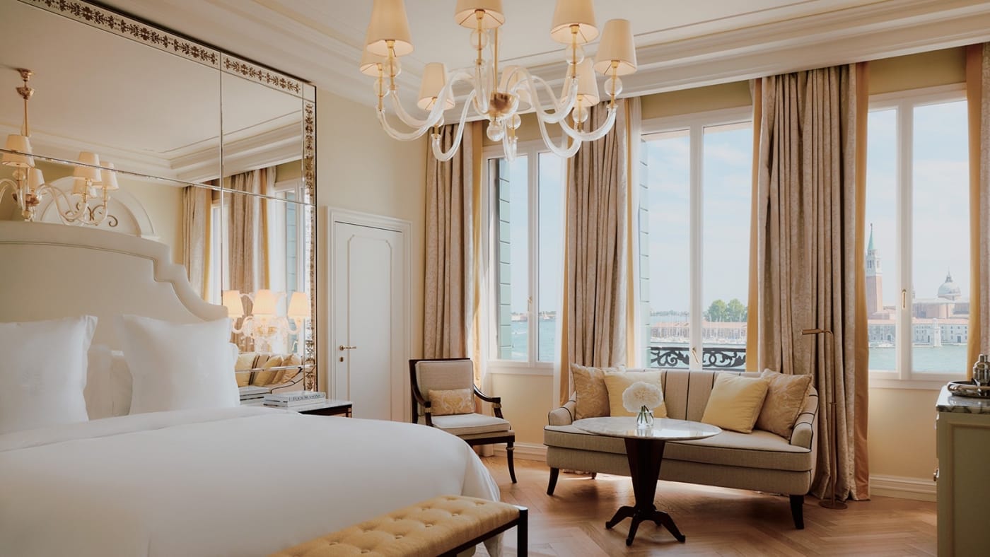 Um quarto renovado de frente para San Giorgio Maggiore no Four Seasons Hotel Danieli