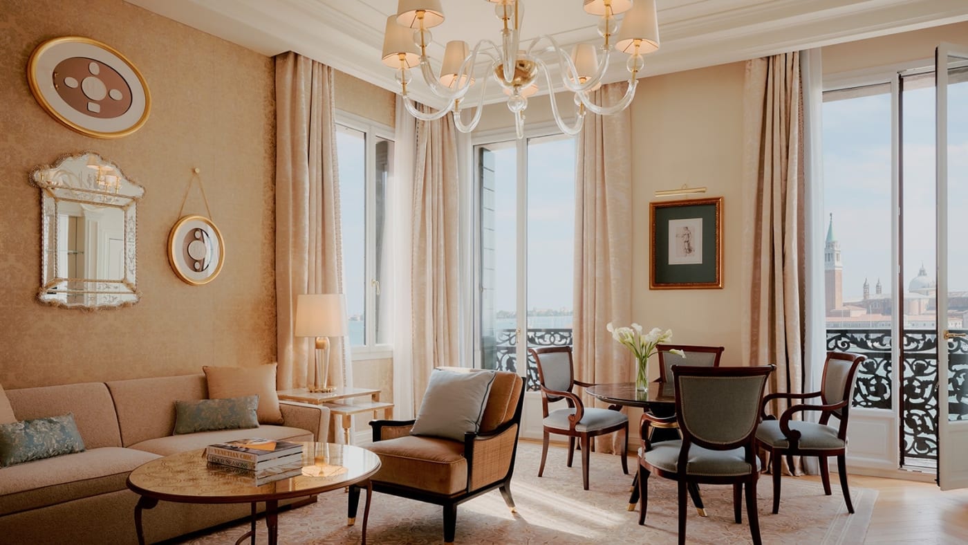 Um salão de suíte aberto para a lagoa no Four Seasons Hotel Danieli